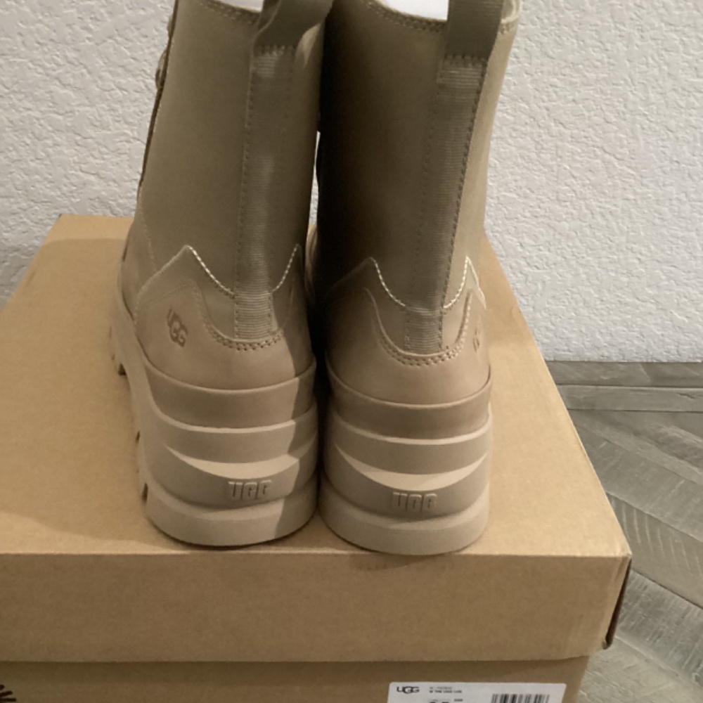 UGG® Women's The Ugg Lug Lace-Up Platform Boots, size 9.5 - Picture 5 of 9